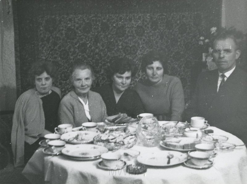 KKE 4174-74.jpg - Spotkanie rodzinne. Druga od lewej Genowefa Zabagońska, obok niej synowa Jadwiga  oraz  na przeciwleg łych krańcach stołu państwo Rzutowtowie.